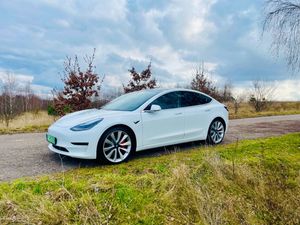 Tesla Model 3 Langstreckenbatterie Allradantrieb Dual Motor Performance 2019