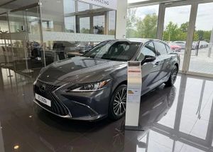 Lexus ES 300h Business Edition 2025