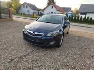 Opel Astra J 2.0 CDTI DPF Sports Tourer 2011
