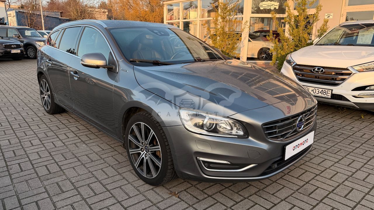 Volvo V60 I D6 AWD Plug-in Hybrid R-Design Summum 2017