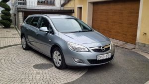 Opel Astra J 2011
