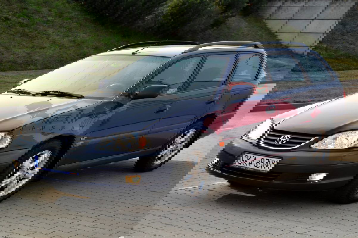 Toyota Avensis I 2.0 VVT-i Sol 2001