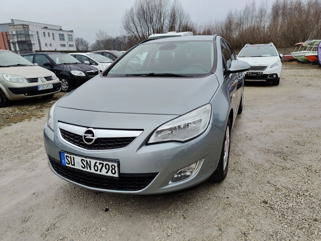 Opel Astra J 2011