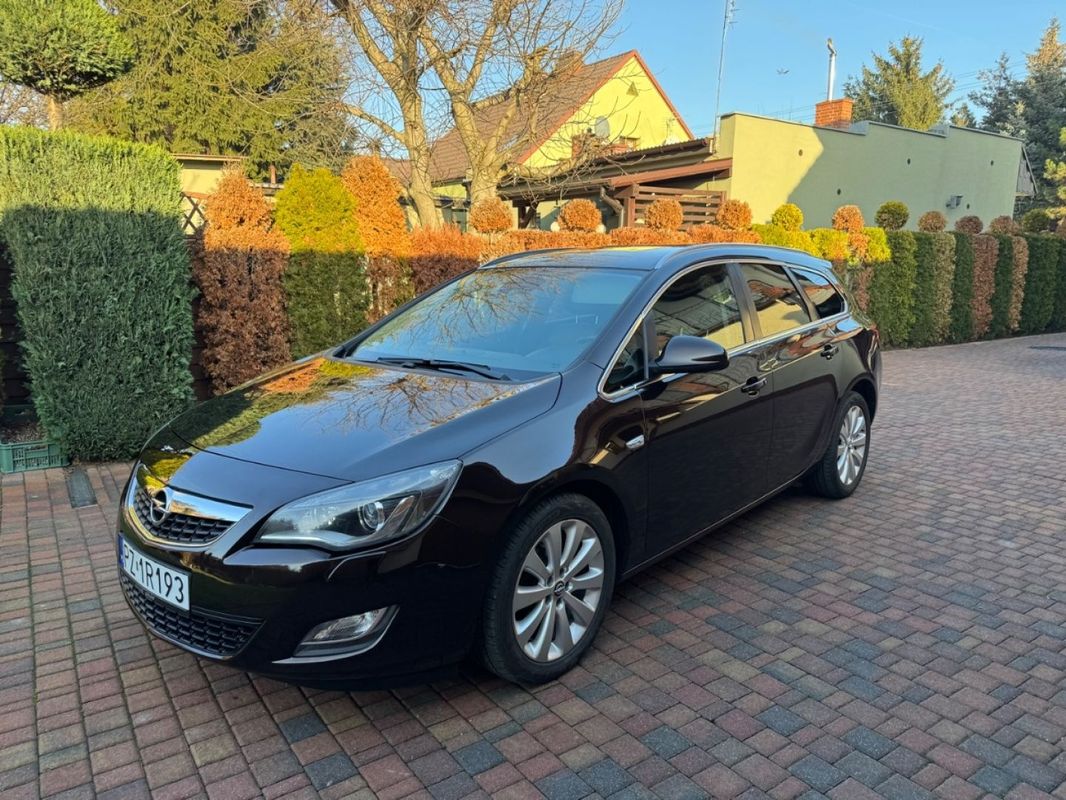 Opel Astra J 2011