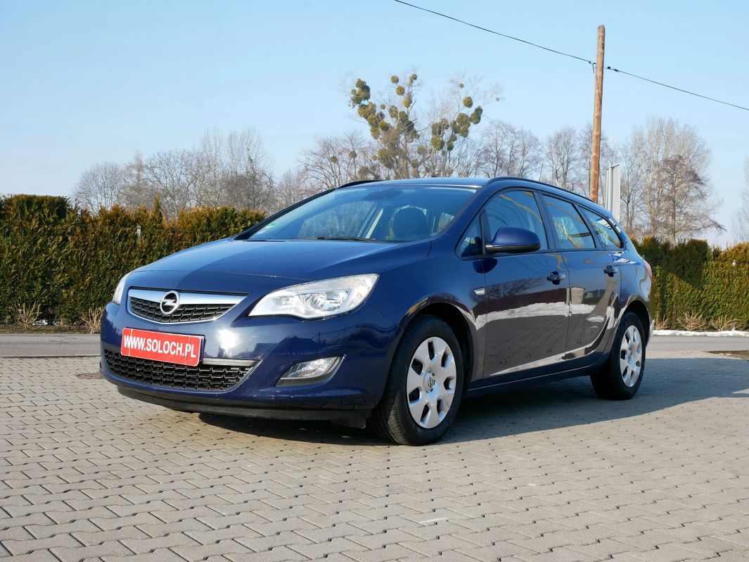 Opel Astra J IV 1.4 Enjoy 2011