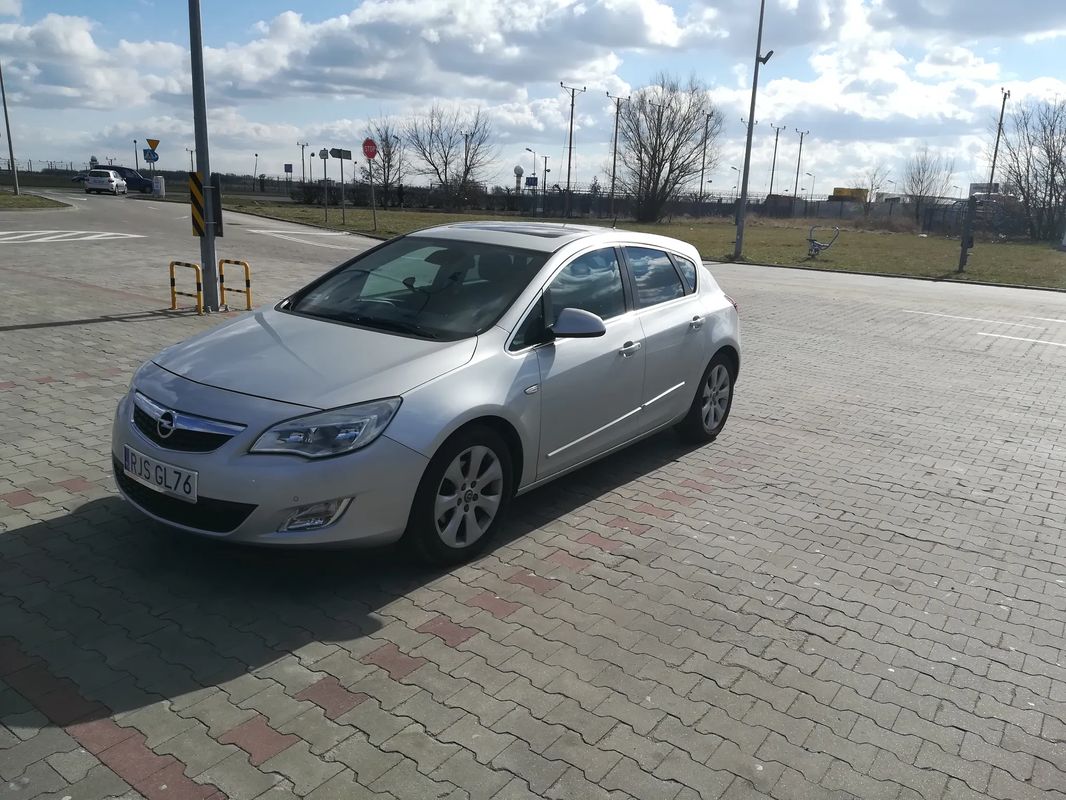 Opel Astra J IV 1.7 CDTI Sport 2011