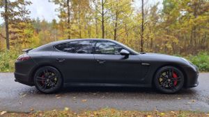 Porsche Panamera GTS 2012
