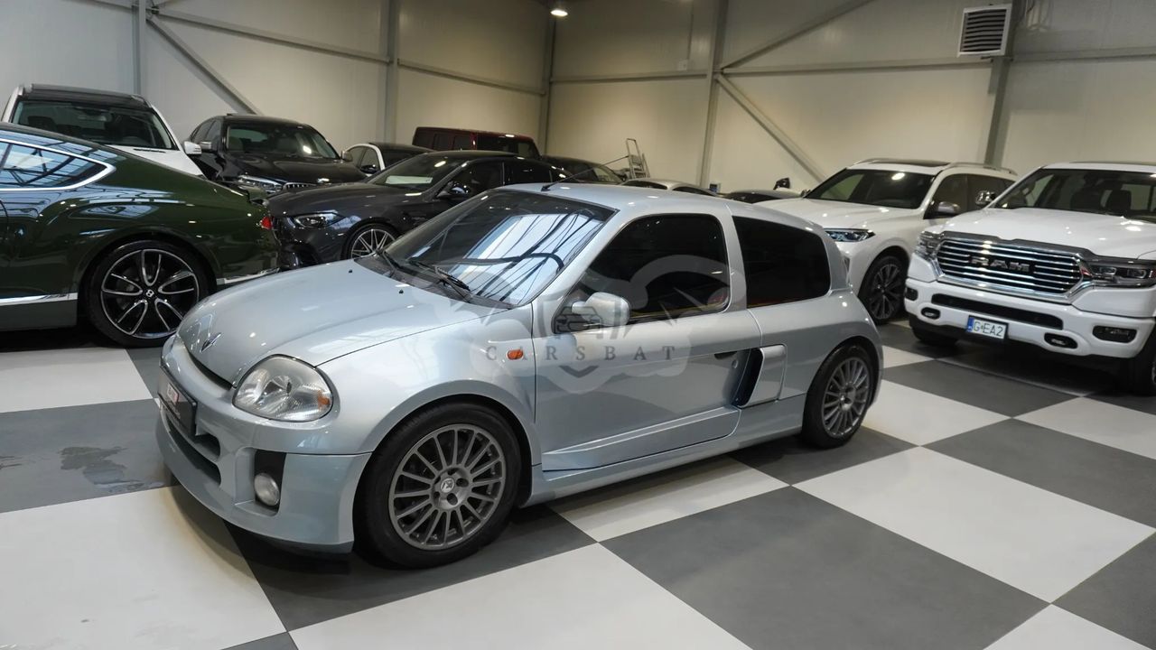 Renault Clio II 3.0 V6 Sport 2001