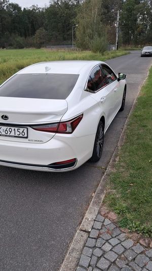 Lexus ES 300h Business Edition + 2022