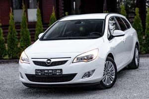 Opel Astra J 1.4 Turbo Sport 2011