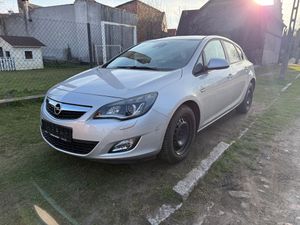 Opel Astra J 1.6 Design Edition 2011